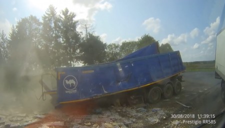 Опубликовано видео столкновения большегрузов в Калининградской области