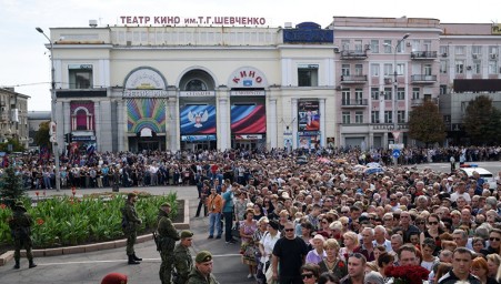 На прощание с Захарченко в Донецке пришли более 120 тысяч человек