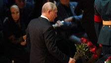 Путин переживает трагедии "с большой болью", рассказал Песков