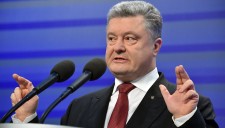 "Раздетый вышел на Майдан". Порошенко назвал Маккейна героем Украины