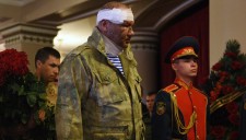 Раненный при взрыве министр доходов ДНР приехал проститься с Захарченко