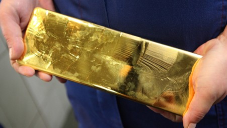 Россиянам не надо спешить переводить накопления в золото, считает эксперт